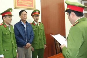 Cán bộ địa chính bỏ 100 triệu làm chứng từ giả hưởng 300 triệu