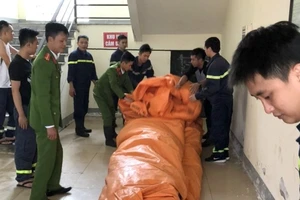 Cảnh sát thuyết phục được 1 phụ nữ định nhảy lầu tự tử