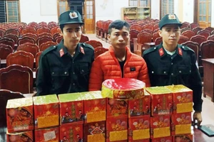 Mua 25 hộp pháo từ Hà Nội về quê bán kiếm tiền tiêu tết