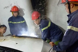 Xe hơi bất ngờ bốc cháy mùng 1 tết