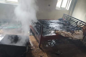 Tủ điện năng lượng mặt trời phát cháy trong tầng 2 của căn nhà