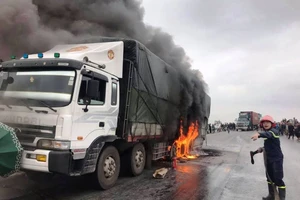 Xe biển số nước ngoài đang chạy thì cháy