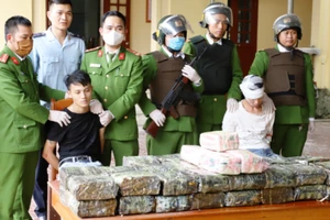 Cảnh sát đập vỡ kính xe hơi bắt 2 kẻ chở 45 kg ma túy đá 