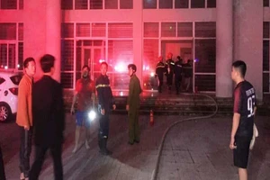 Cháy khu nhà ở sinh viên, 7 người bị kẹt trên tầng 8