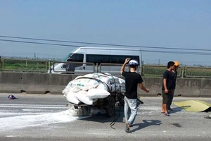 Một tài xế xe lôi bị container tông tử vong