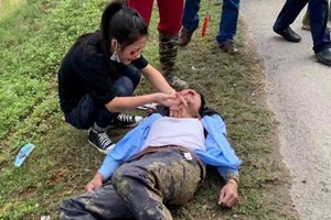 Chạy xe máy đưa cơm đến viện cho vợ, 2 cha con bị nạn