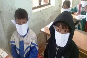 Đăng ảnh học sinh đeo khẩu trang giấy, bị gửi văn bản 'bêu' 