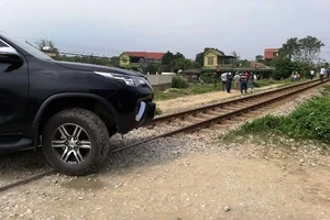 Tàu hỏa đâm xe tải, tài xế văng ra, xe lao xuống nước