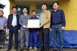 Nhân viên gác chắn cứu tàu và xe được nhận bằng khen