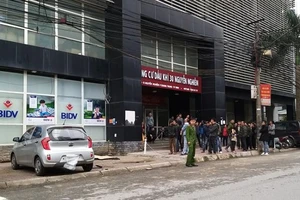 Nam thanh niên rơi từ tầng 13 xuống đất, trúng vào ô tô