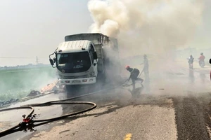 Xe tải chở hàng bốc cháy dữ dội trên quốc lộ