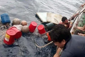 Tàu chìm, 6 ngư dân ôm can nhựa giữa biển