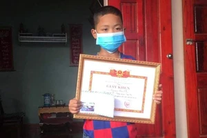 8 tuổi dũng cảm, nhanh trí dùng sào cứu 2 người khỏi chết đuối