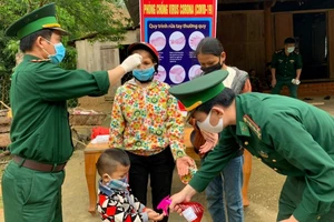 Xúc động hình ảnh bộ đội biên phòng giúp dân chống COVID-19