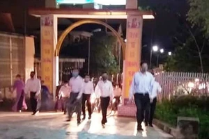 Nhiều người vẫn tập trung cầu nguyện tại nhà thờ ở Hà Tĩnh