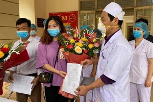 Cô gái xin phục vụ người cách ly COVID-19 cám ơn các bác sĩ