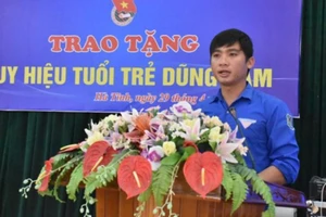 Trao huy hiệu Tuổi trẻ dũng cảm cho người cứu nữ sinh tự tử