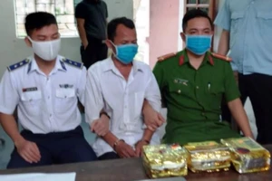 Liều lĩnh 'ôm' 3kg ma túy đá đi trên quốc lộ, bị cảnh sát bắt 