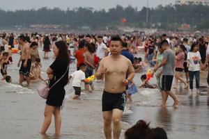 Bãi biển Cửa Lò chật kín người