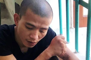 3 cảnh sát bị thương khi khống chế người nghiện cầm kiếm