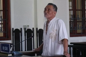 Cụ ông bắt trói em trai,đổ rượu vào miệng vì chuyện mua đồ thờ