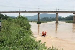 Từ tấm giấy 'chúc bố mẹ hạnh phúc', tìm được thi thể dưới sông