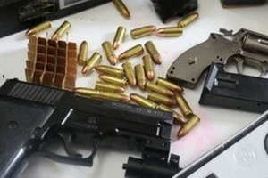 Cảnh sát bắt kẻ mua bán ma túy thủ súng đã lên đạn