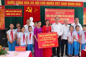 Bí thư Nguyễn Thiện Nhân thăm, tặng quà người dân Nghệ An 