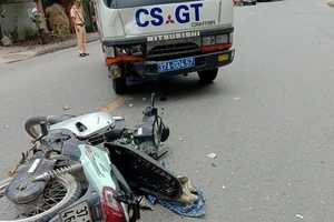 Xe máy va chạm xe CSGT, 2 mẹ con nguy kịch