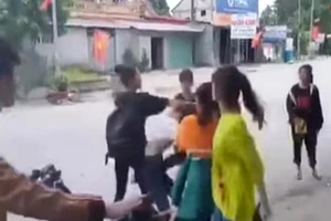 Xôn xao clip bốn nữ sinh đánh hội đồng một nữ sinh lớp 11