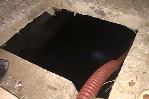 Mẹ khóc ngất khi thấy thi thể con trai 4 tuổi dưới hố ga