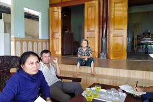 Cán bộ xóm phát tiền hỗ trợ COVID-19 cho cả người đã chết 