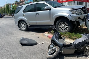 Va chạm xe biển xanh với xe máy điện, cô gái phải cấp cứu