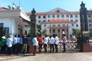 Dân kéo lên tỉnh phản đối giải thể trường: Sau 5-7 sẽ trả lời 