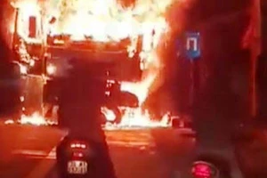 Xe tải cháy dữ dội sau cú tông vào người đi xe máy