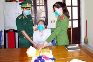 Người mặc quần áo bộ đội chở 6 bánh heroin, 7.600 viên ma túy