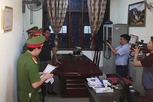 Đang khám xét phòng làm việc 1 quyền Trưởng phòng ở Nghệ An