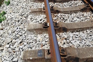 Tháo thiết bị đường sắt bán sắt vụn lấy tiền chơi game