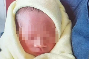 Phát hiện trẻ sơ sinh bị bỏ rơi trong tình trạng nguy kịch