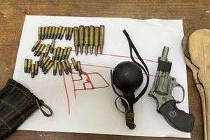 Bắt kẻ 'gầy trơ xương' rút chốt lựu đạn định ném vào cảnh sát 