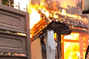 Cháy lớn làm thiêu rụi toàn bộ nhà thờ họ bằng gỗ