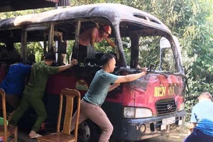 Cháy xe khách nghi do thắp hương cúng rằm 