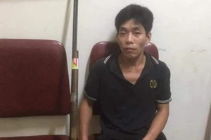 Mâu thuẫn trong bữa nhậu, con nổ súng đe dọa bố đẻ