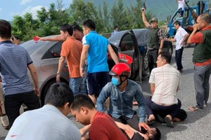 Cảnh sát nổ súng bắt 5 người chở heroin trên ô tô 