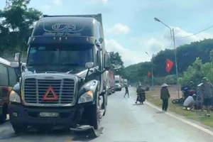 Xe container tông xe máy, vợ tử vong, chồng nguy kịch