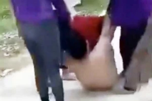 1 phụ nữ bị lột đồ kéo lê trên đường