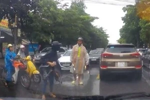 CSGT đi chân trần bất ngờ được nữ sinh tặng dép tổ ong