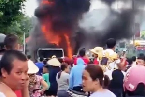 Xe tải cháy ngùn ngụt trên quốc lộ 1A, tài xế chạy thoát thân 