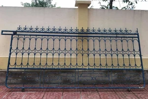 Sập cánh cổng trường làm học sinh lớp 3 bị rạn xương chân 