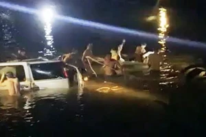 Video: Nhiều người trục vớt xe ô tô dưới sông tìm 3 thi thể